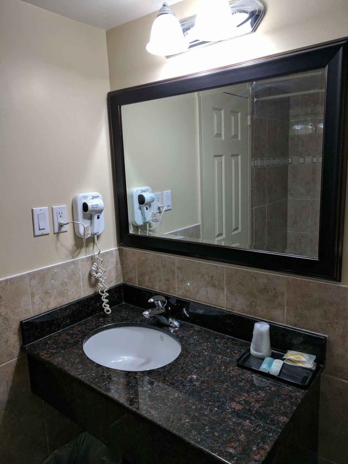 Luxury Inn Collingwood Bagian luar foto